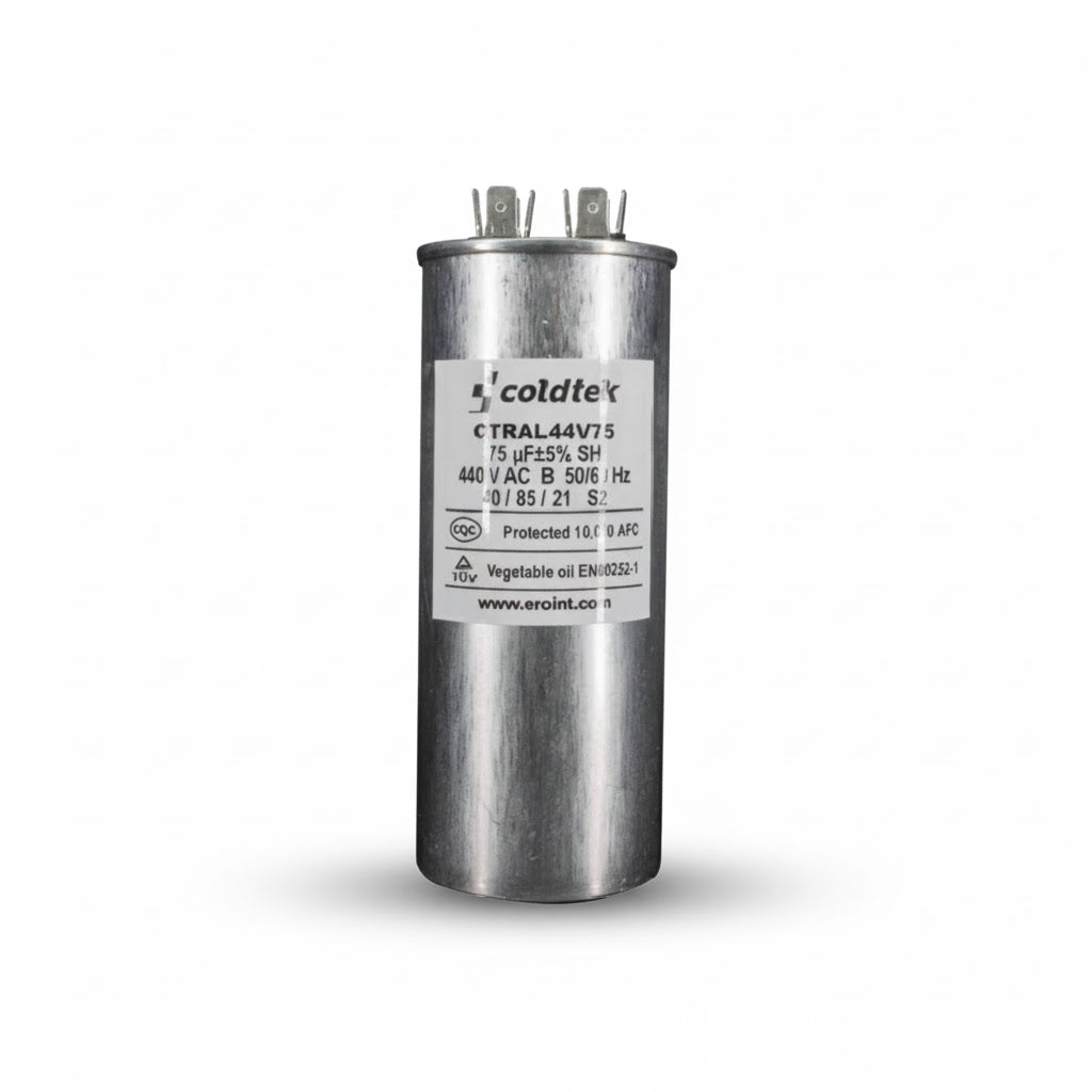 Capacitor de trabajo cilíndrico de 75 microfaradios y 440 voltios marca Coldtek para sistemas de refrigeración industrial masiva.