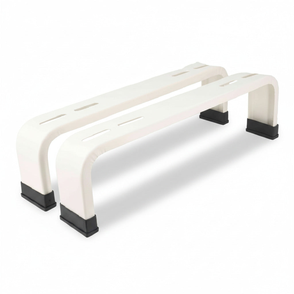 Juego de bases metálicas blancas de alta resistencia para soporte de piso de condensadoras de aire acondicionado.