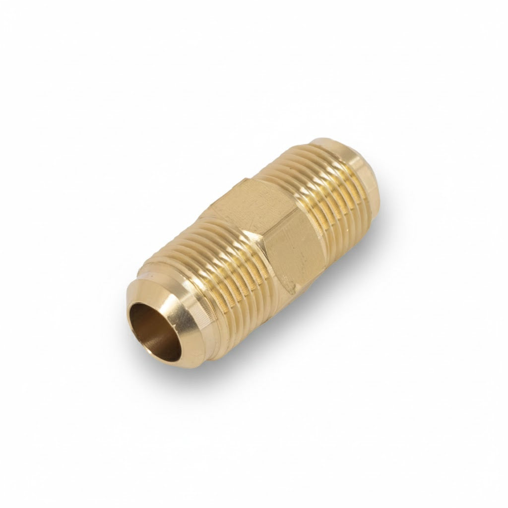 Conexión tipo niple unión de latón de 5/8 pulgada con rosca de precisión para tubería industrial marca ERO Internacional.