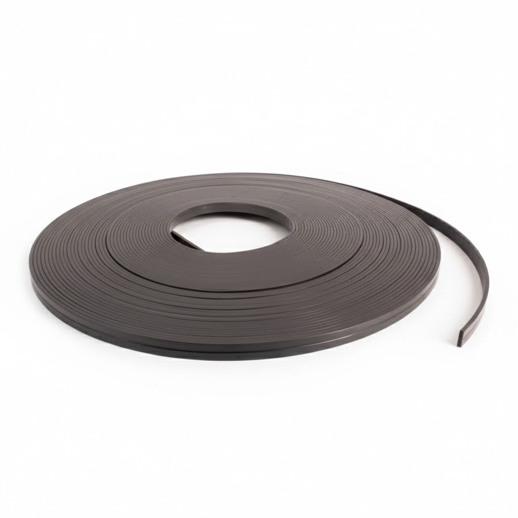 Rollo de cinta magnética flexible de 9.3mm x 2.65mm para empaques de refrigeración y perfiles de sellado marca ERO.