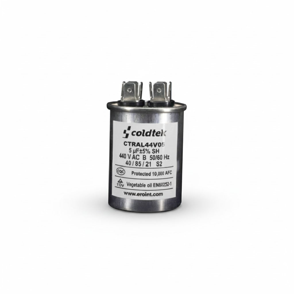 Capacitor de trabajo cilíndrico de 5 microfaradios y 440 voltios marca Coldtek para motores de ventilación HVACR.