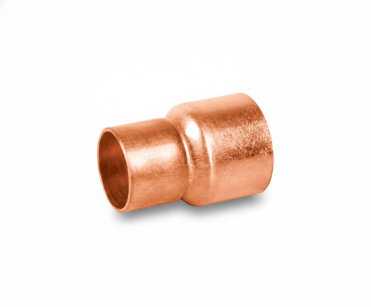 Reducción de cobre tipo Bushing medida 1 3/8 a 1 1/8 pulgadas para soldar marca CUMASTER para sistemas HVACR industriales.
