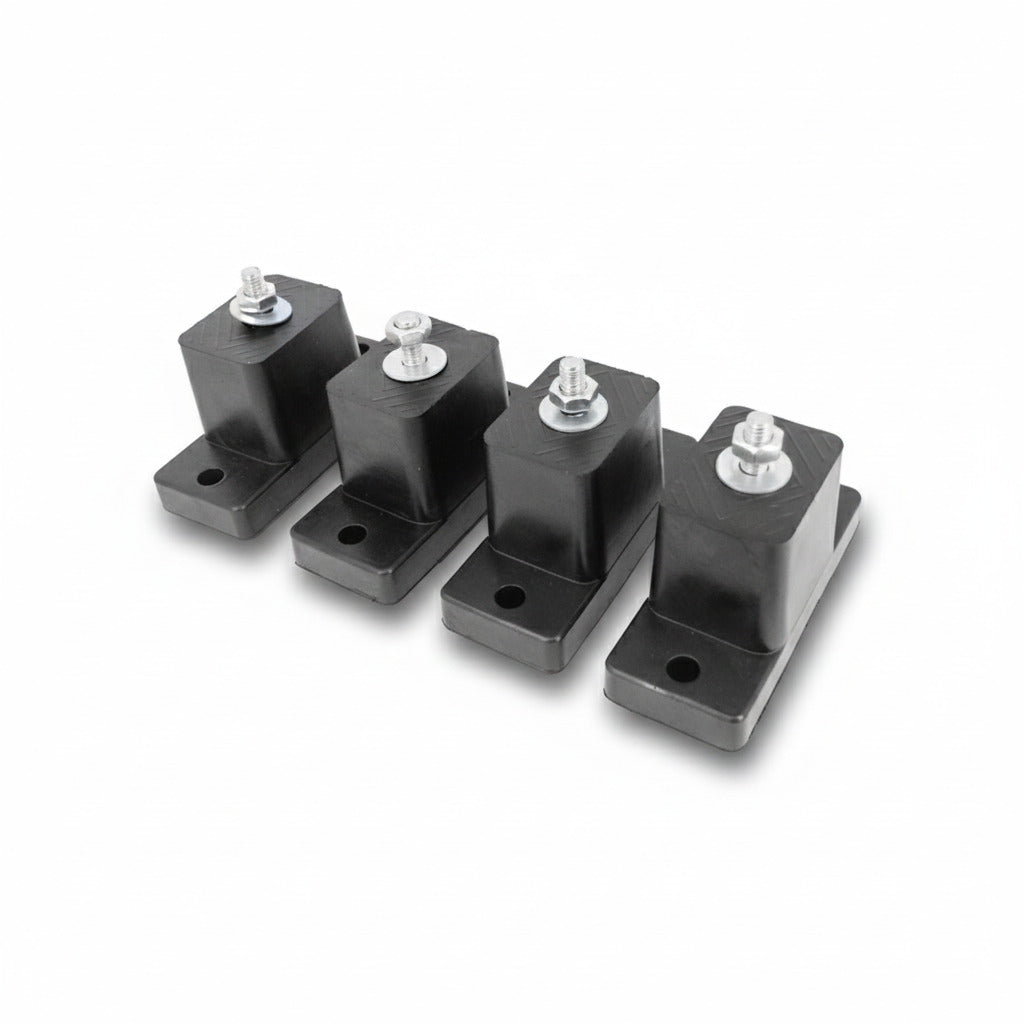 Juego de 4 bases de caucho negro antivibrantes con tornillería para unidades condensadoras de aire acondicionado.