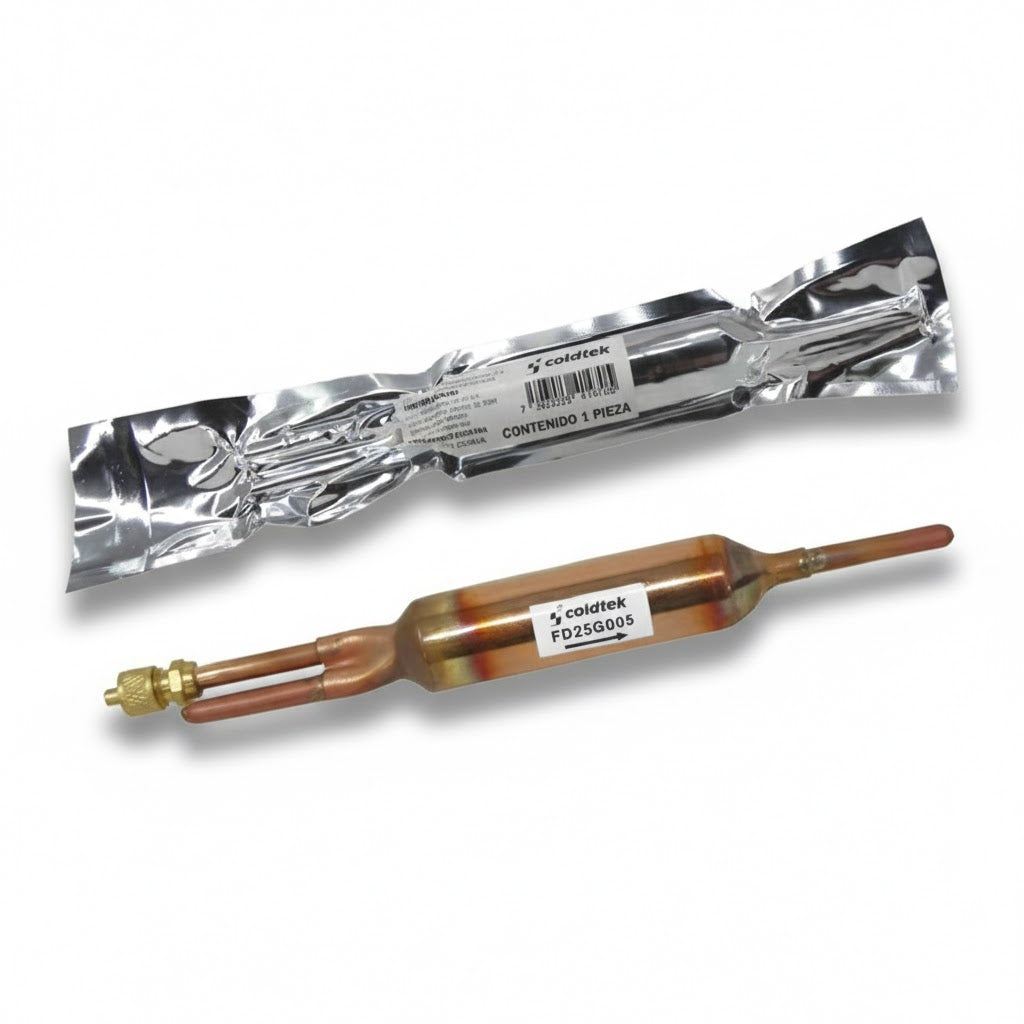 Filtro deshidratador de cobre con puntas de 1/4 pulgada y válvula de servicio lateral integrada para refrigeración marca ERO Internacional.